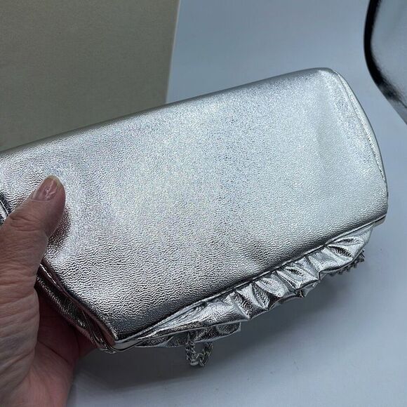 Vintage silver faux leather ruffled top clutch - Picture 4 of 9